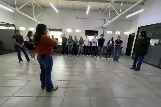 Visitan alumnos de la Universidad Binacional instalaciones de MAS Medios