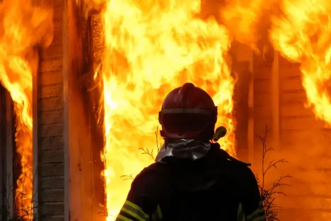 Destruye fuego humilde vivienda en la Colosio