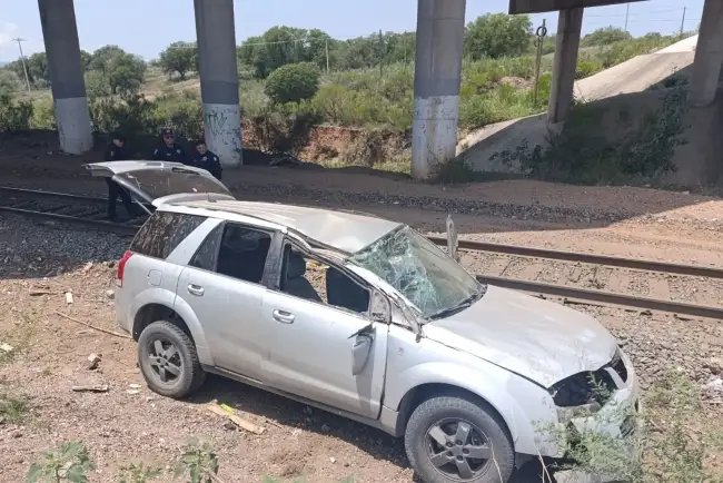 Se salen del camino y vuelcan; iban a las albercas