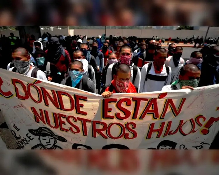 Recibe AMLO a padres de los 43 normalistas de Ayotzinapa