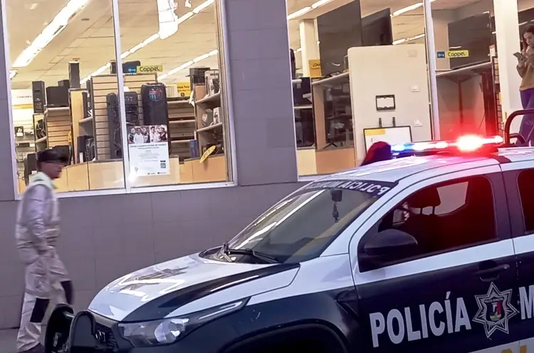 Lesionan a cachazos a empleado de tienda en el Centro