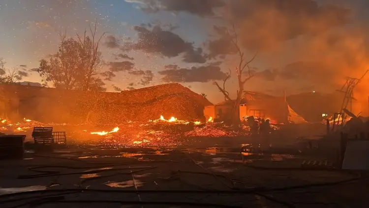 Incendio de grandes magnitudes destruye negocios en Nogales