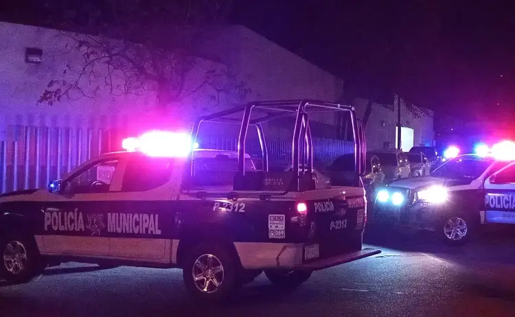 Auxilian a adulto mayor alcoholizado que cayó de barda de 3 metros