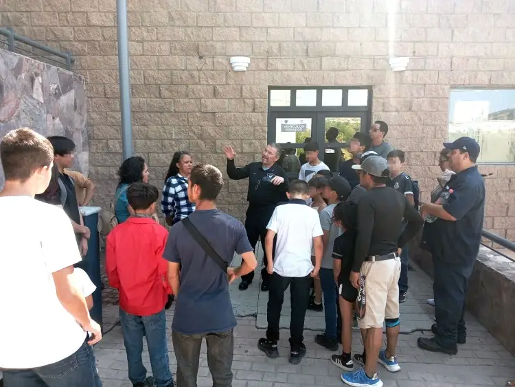 Visitan niños y adolescentes jefatura de Policía Preventiva