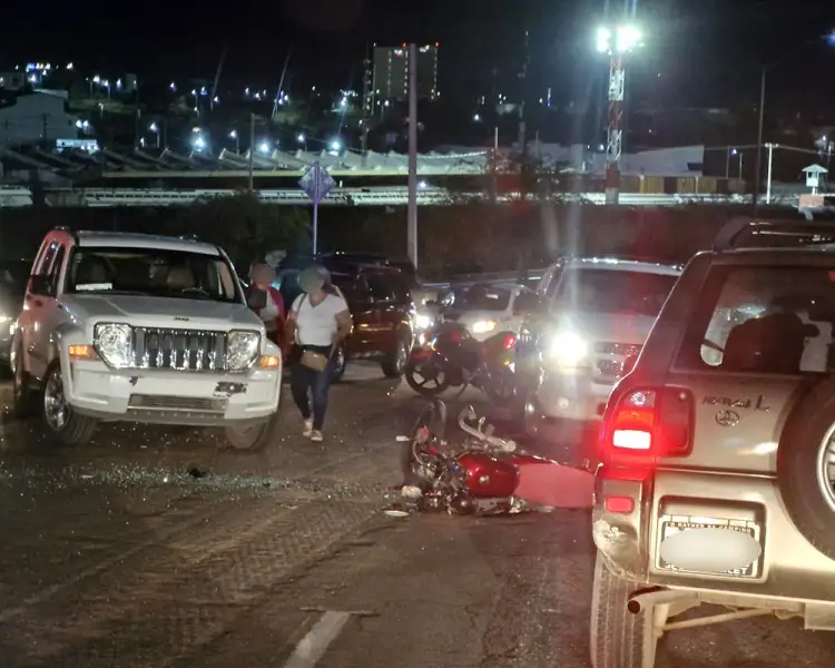 Detienen a mujer por provocar accidente de motociclistas