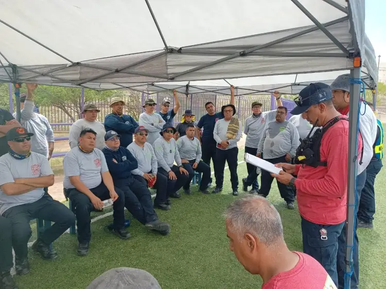 Capacitan a elementos de bomberos de Nogales