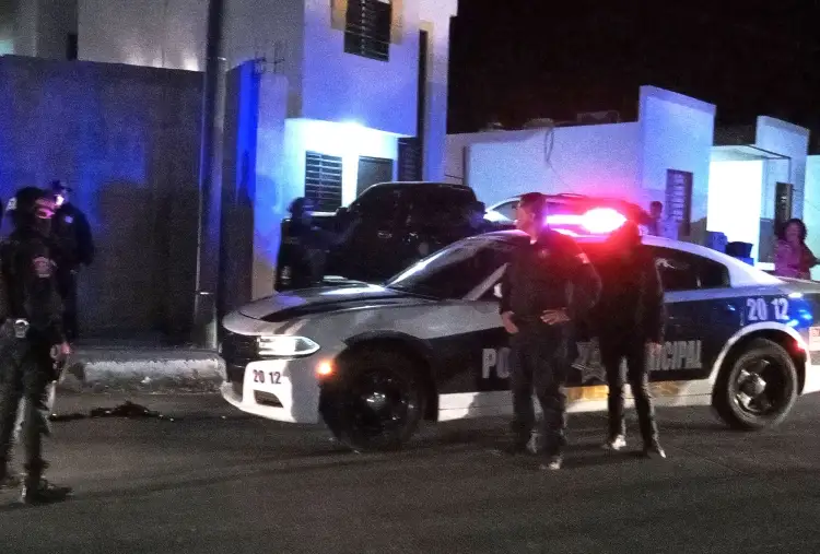 Sufre motociclista accidente con cables al circular por Casas Palenque