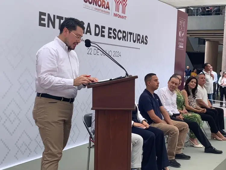Beneficia Infonavit a 500 familias con las escrituras