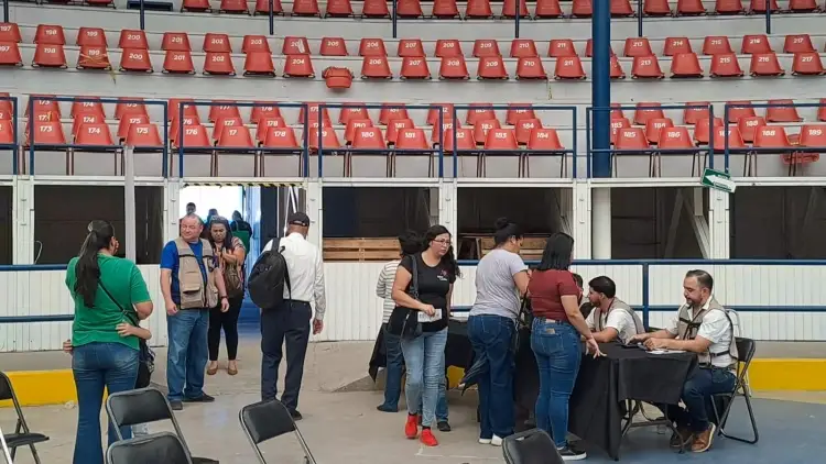 Inicia entrega de uniformes escolares