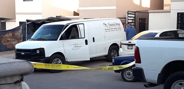 Queda prensado con su propio auto y pierde la vida