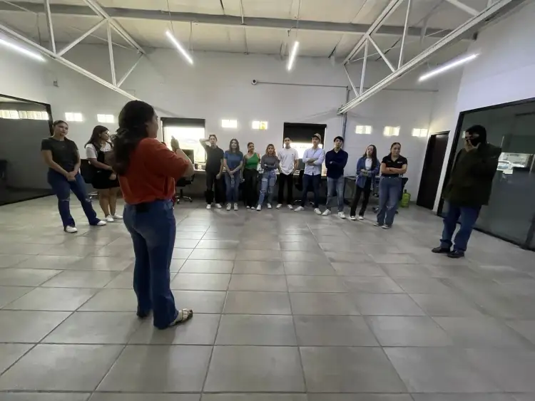 Visitan alumnos de la Universidad Binacional instalaciones de MAS Medios