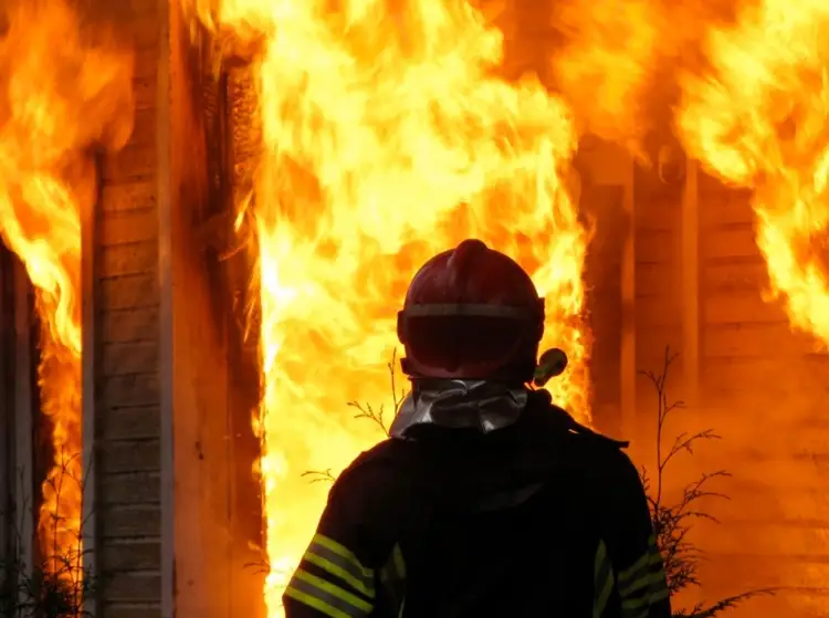 Destruye fuego humilde vivienda en la Colosio