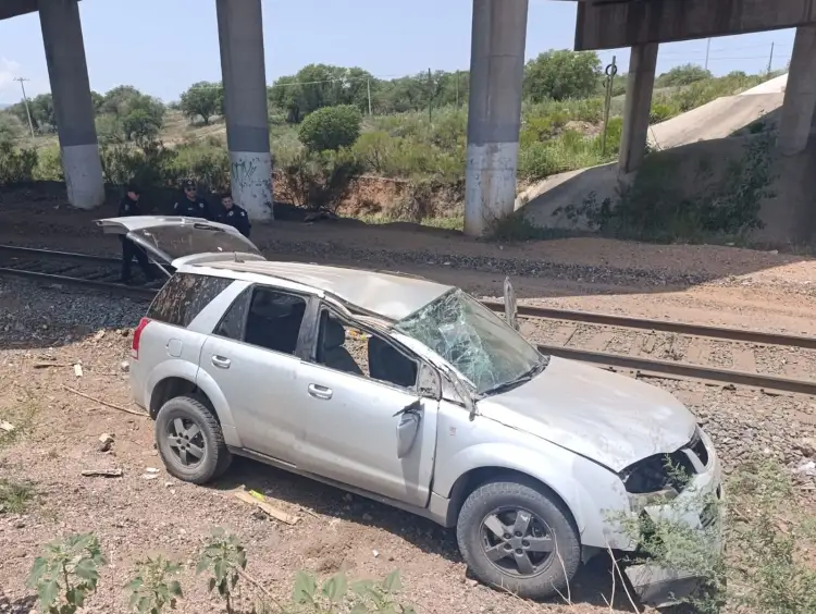 Se salen del camino y vuelcan; iban a las albercas
