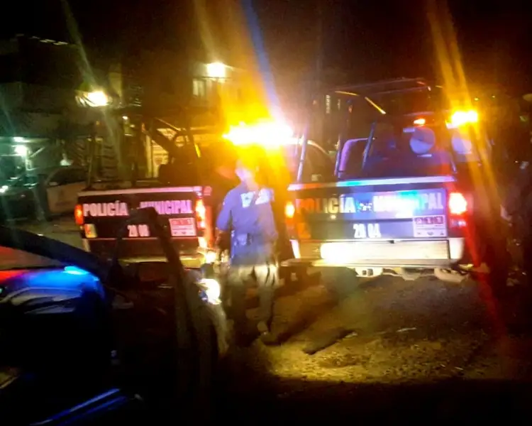 Amenaza joven a su mamá con cuchillo