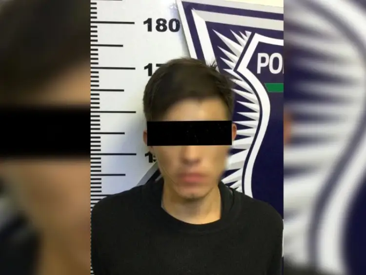 Detienen a persona en posesión de vehículo robado