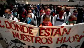 Recibe AMLO a padres de los 43 normalistas de Ayotzinapa