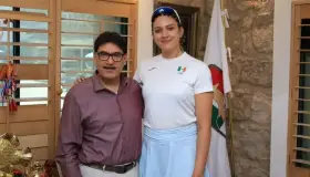 Muestra Karina Flores con orgullo su medalla de bronce