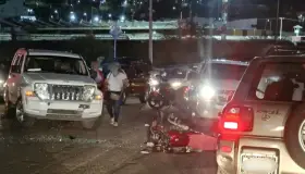 Detienen a mujer por provocar accidente de motociclistas