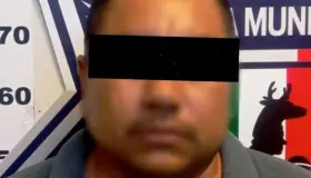 Conductor ebrio se pasa en rojo y se burla de oficiales