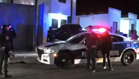 Sufre motociclista accidente con cables al circular por Casas Palenque