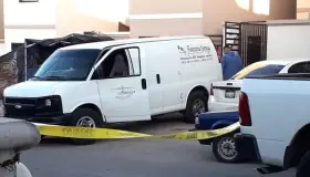 Queda prensado con su propio auto y pierde la vida