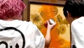 Declaran culpables a activistas que lanzaron sopa a pintura de Van Gogh