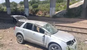 Se salen del camino y vuelcan; iban a las albercas