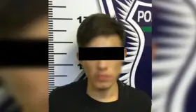 Detienen a persona en posesión de vehículo robado