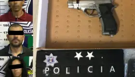 Detienen a 2 hombres y una mujer que estaban armados