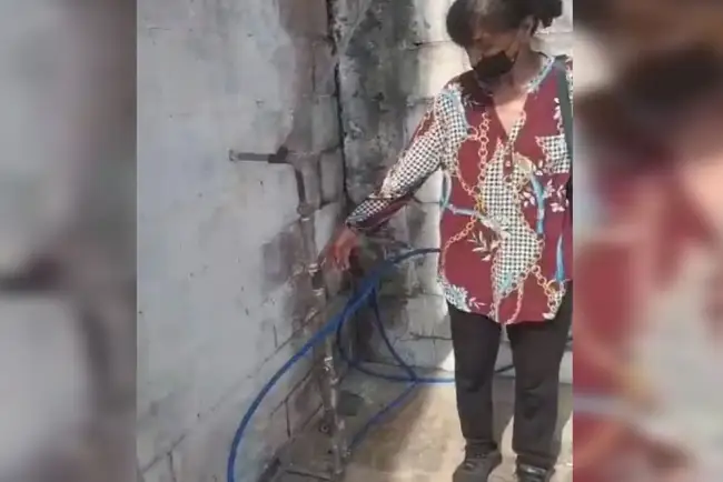 Llevan agua a casa de Doña Luz