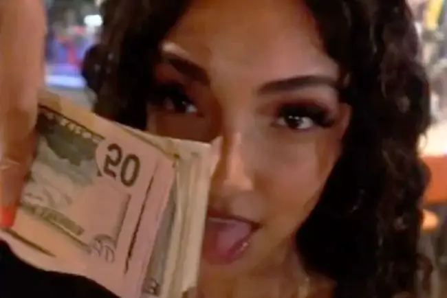 Revela mesera de Hooters cuanto gana en sólo 4 horas