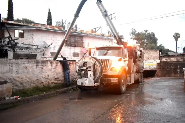 Ayuda Mesa del Agua a familia inundada