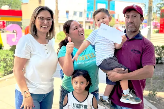 Apoya Azalia Guevara al pequeño Jesús
