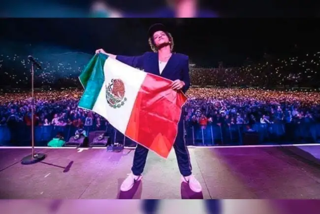 Enamora el cantante Bruno Mars a fans en México