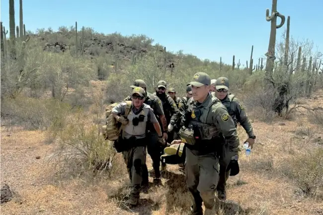 Rescatan a migrantes en desierto de Arizona; muere uno