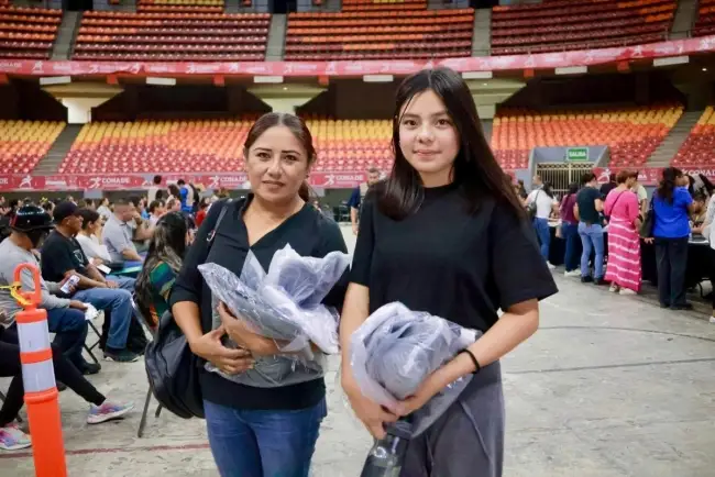 Cumple Alfonso Durazo con entrega de uniformes escolares en Sonora