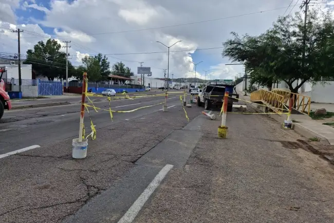 Reparan daños en brocal carretero y llaman a extremar cuidado a automovilistas en Nogales