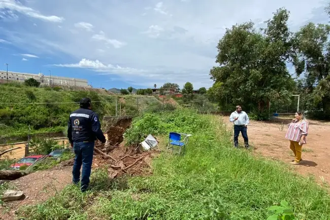 Cae barda en escuela de Nogales