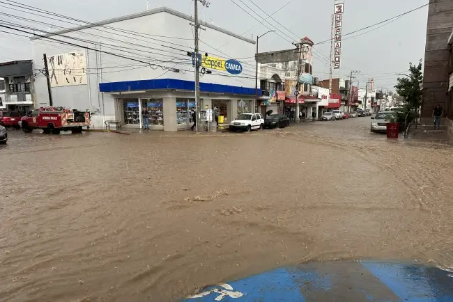 Lluvias torrenciales en Nogales dejan vehículos varados y estragos en escuela