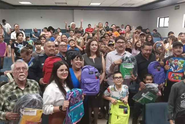 Entregan policías mochilas y útiles escolares a niños y niñas nogalenses