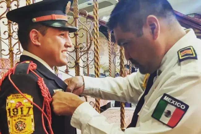 Trasciende labor de servir de padre a hijo; bomberos de profesión