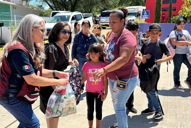 Entrega el INM mochilas para este regreso a clases