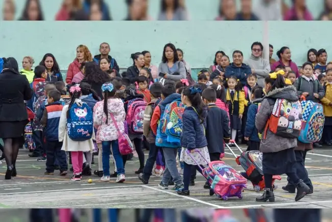 Regresan a clases millones de estudiantes en México