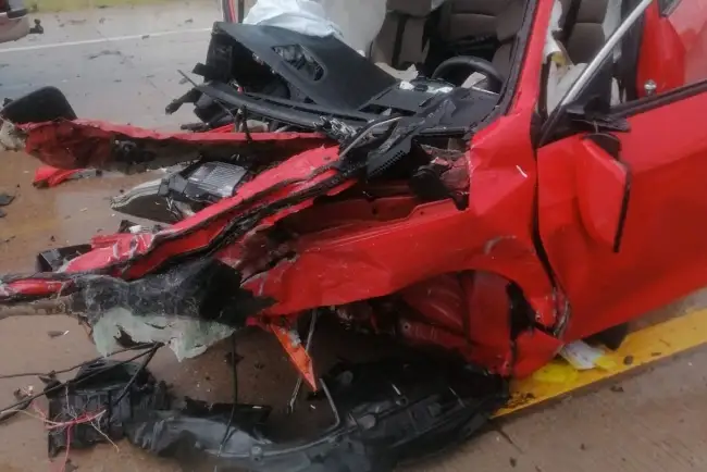 Chocan dos vehículos contra camión en la carretera