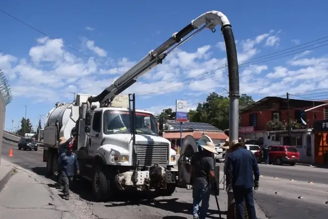 Atienden reportes de fuga de aguas negras en arroyo Los Nogales
