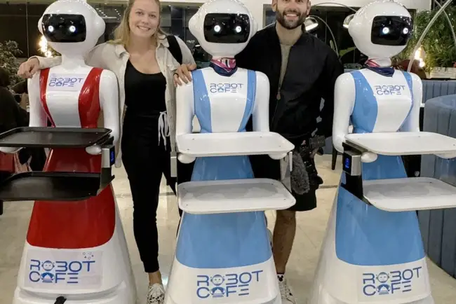 Atienden robots en restaurante de África