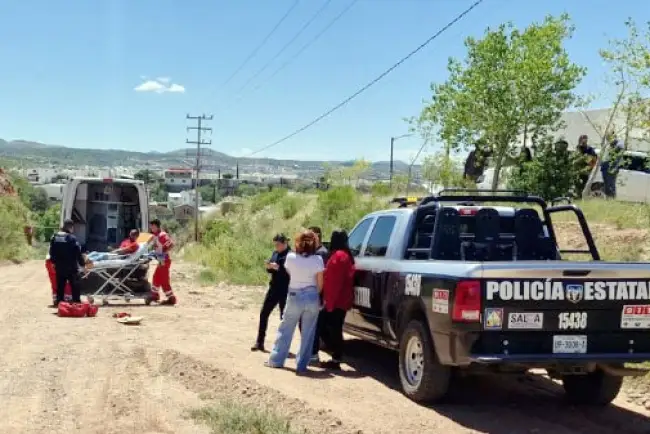 Auxilian a persona golpeada en la colonia Álamos