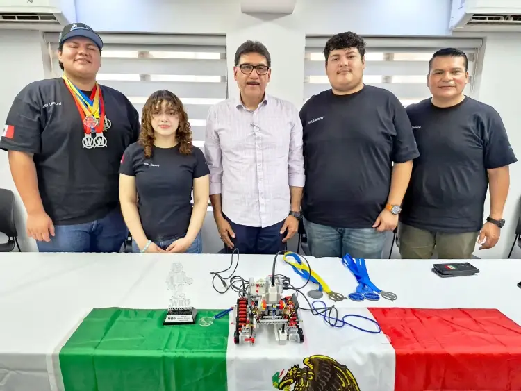 Respalda Alcalde a jóvenes que van a Olimpiada Mundial de Robótica