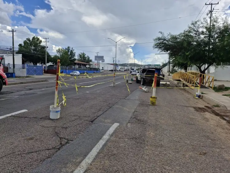 Reparan daños en brocal carretero y llaman a extremar cuidado a automovilistas en Nogales