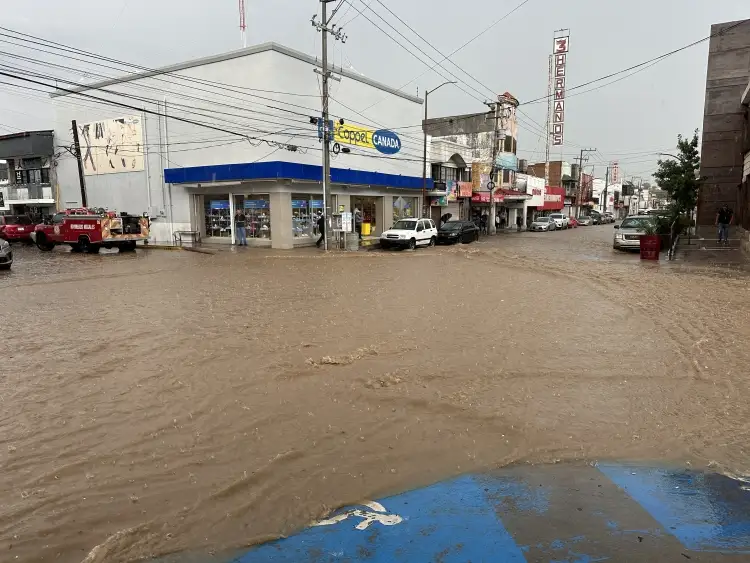 Lluvias torrenciales en Nogales dejan vehículos varados y estragos en escuela